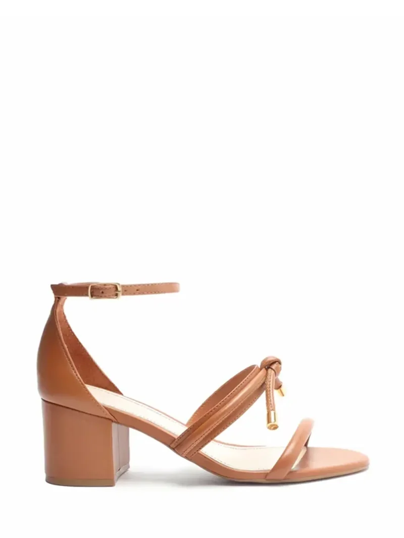 Sandália Arezzo em Pele Castanha e Pormenor de Nó