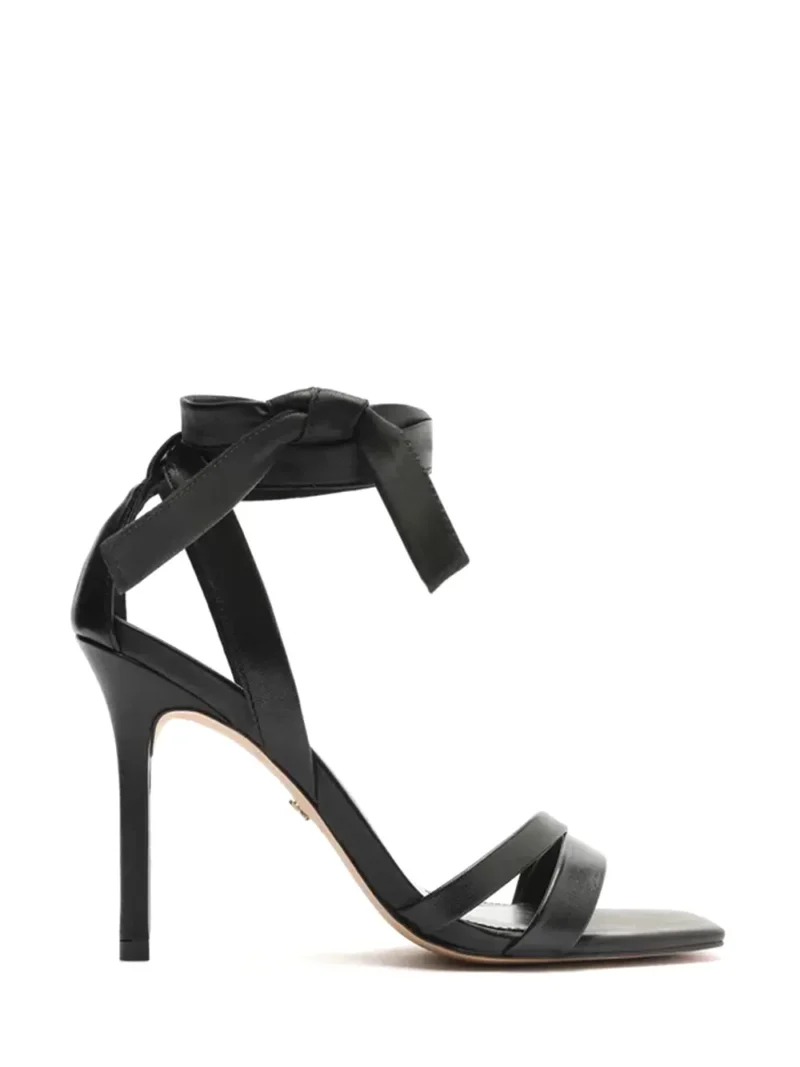 Sandália Arezzo Preta em Pele e Múltiplas Tiras