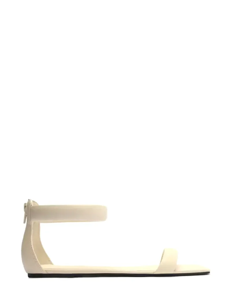Sandália Arezzo em Pele Branca e Tiras Puffer