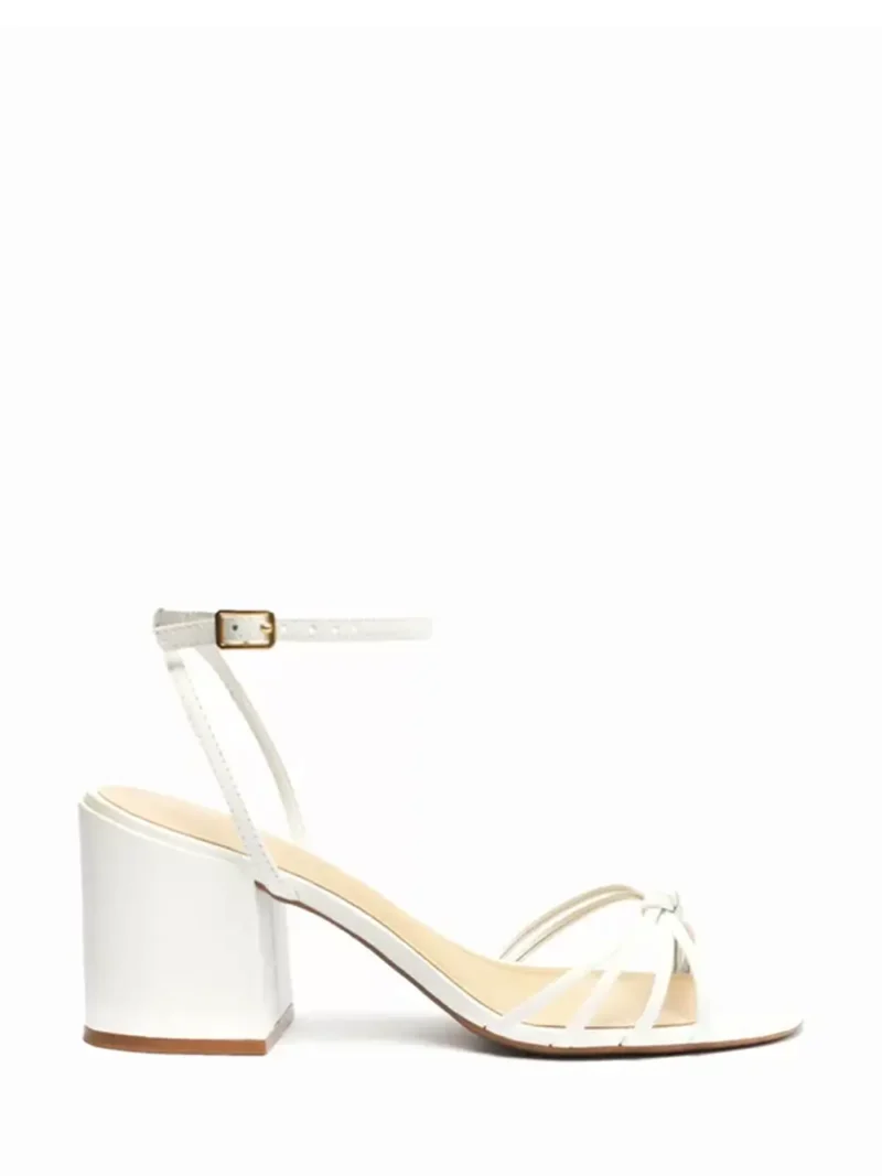 Sandália Arezzo em Pele Branca e Pormenor de Nó