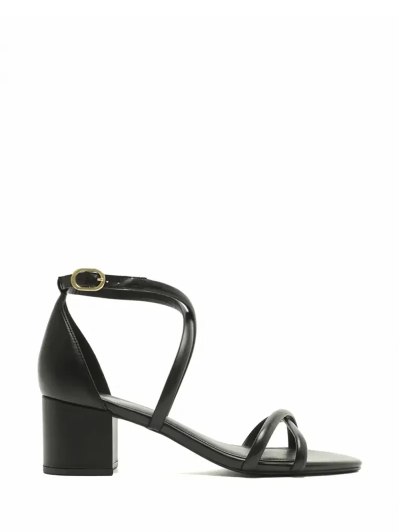 Sandália Arezzo Preta em Pele e Múltiplas Tiras