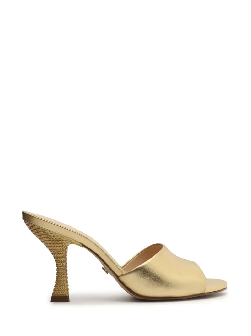 Sandália Arezzo em Pele Dourada e Salto Fino Médio
