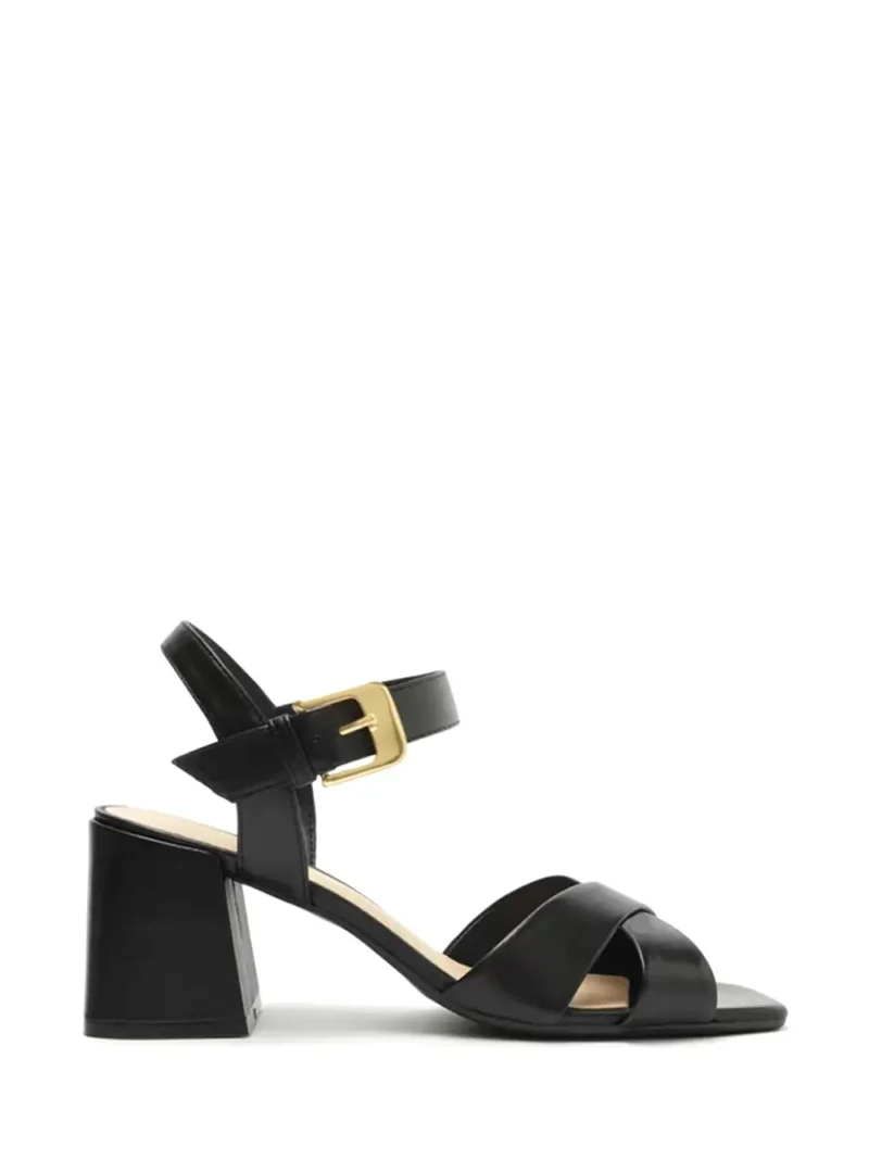 Sandália Arezzo Preta em Pele e Tiras Cruzadas