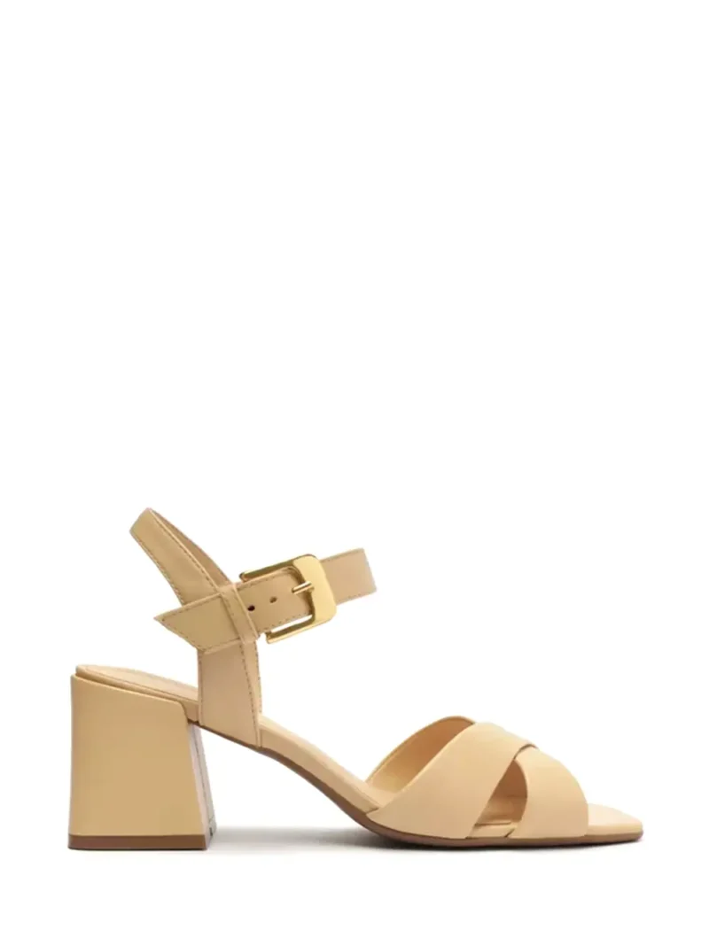 Sandália Arezzo em Pele Beige e Tiras Cruzadas