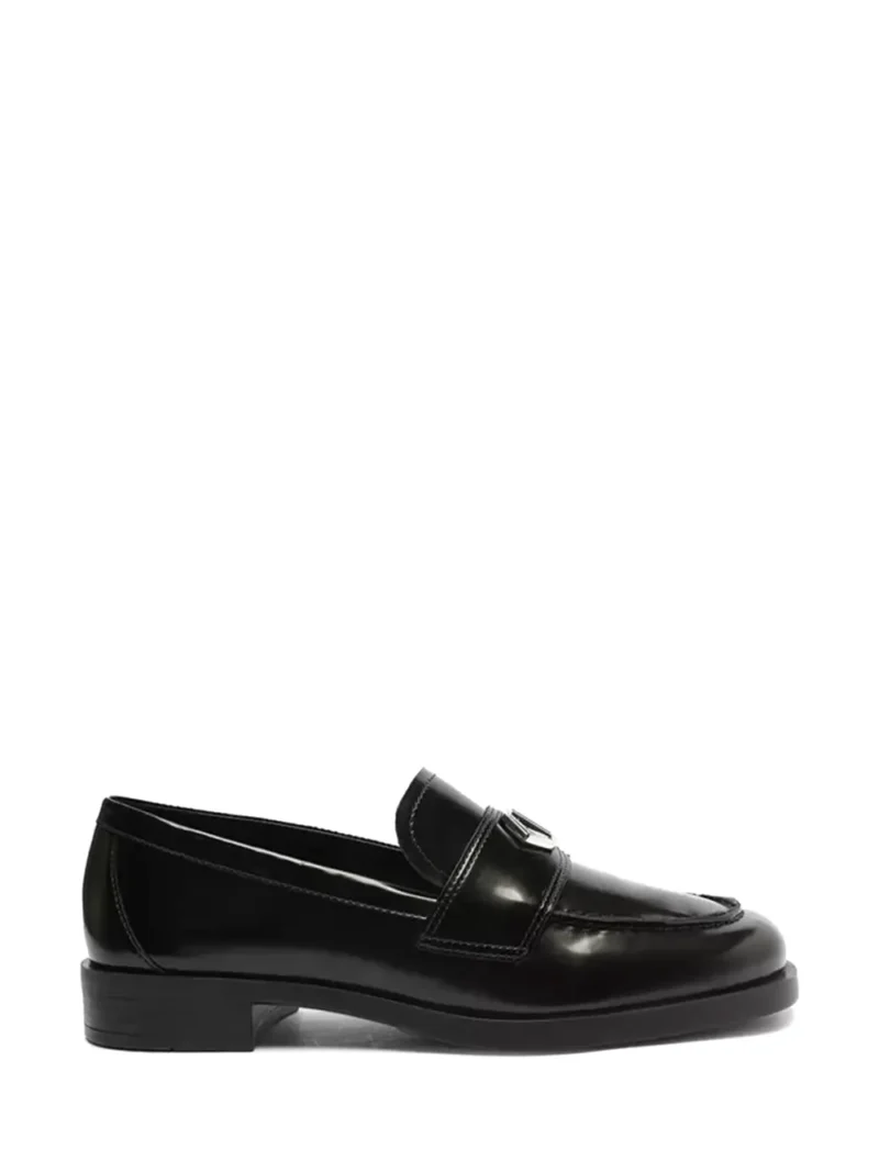 Loafer Arezzo Preto em Pele e Pormenor Prata