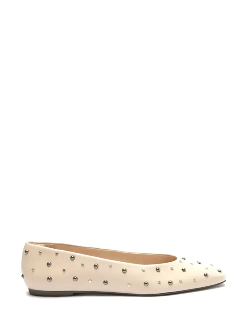 Sabrina Arezzo em Pele Beige e Tachas