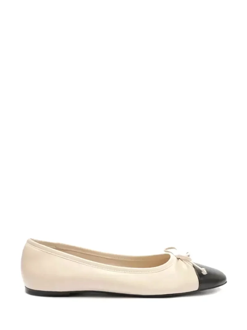 Sabrina Arezzo em Pele Beige e Biqueira Preta