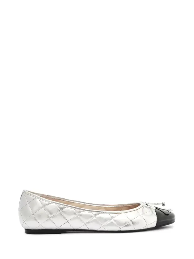 Sabrina Arezzo em Pele Prata e Biqueira Preta