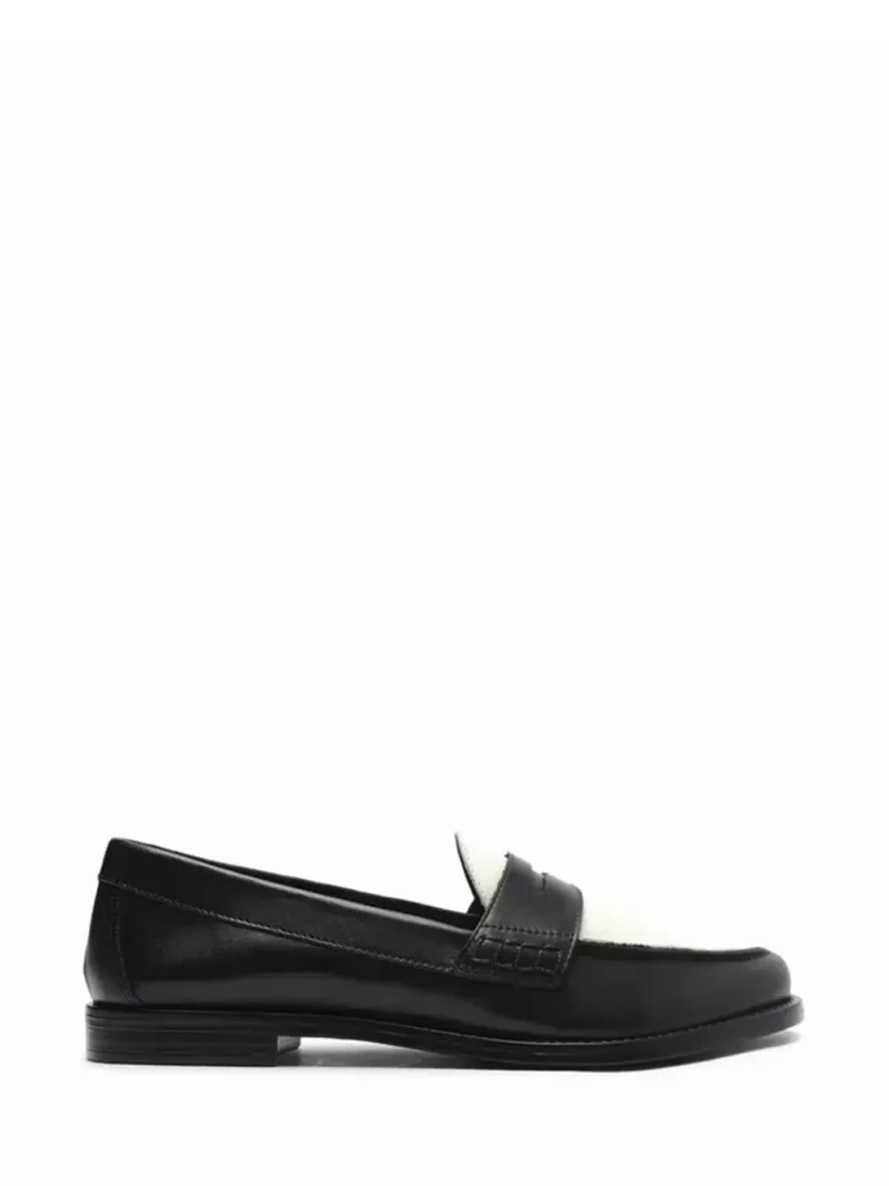 Loafer Arezzo Preto em Pele e Biqueira Branca