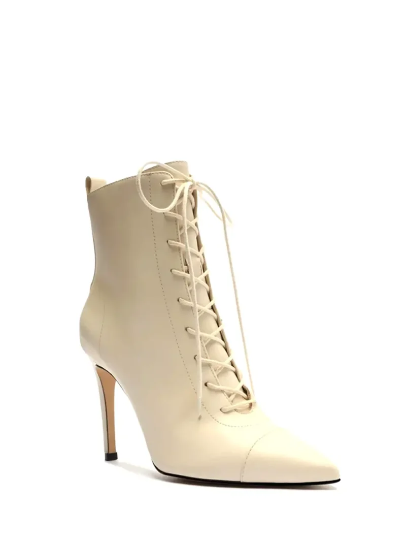 Bota Arezzo em Pele Branca e Atacadores e Salto Alto