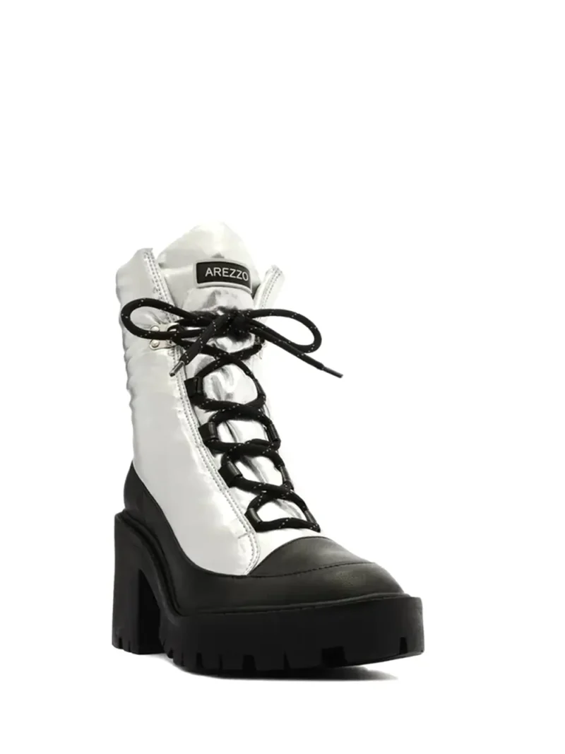 Bota Arezzo em Pele Prata e Sola Tratorada e Atacadores