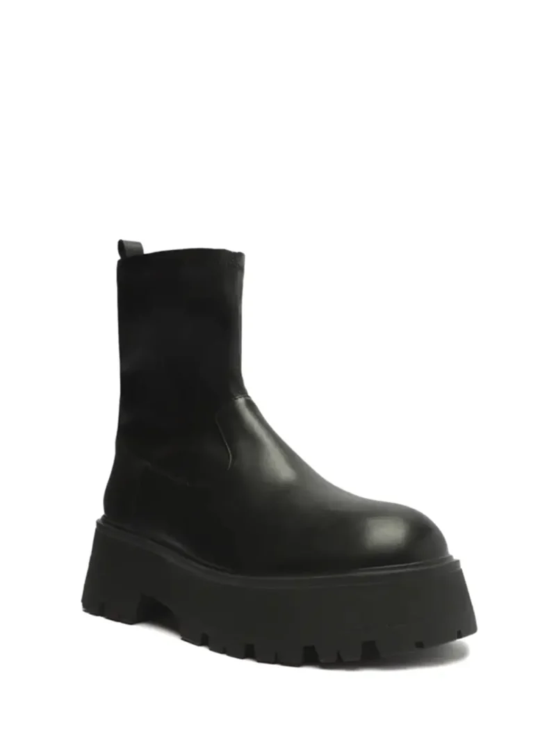 Bota Chelsea Preta Arezzo em Pele e Sola Tratorada e Elástico Preto