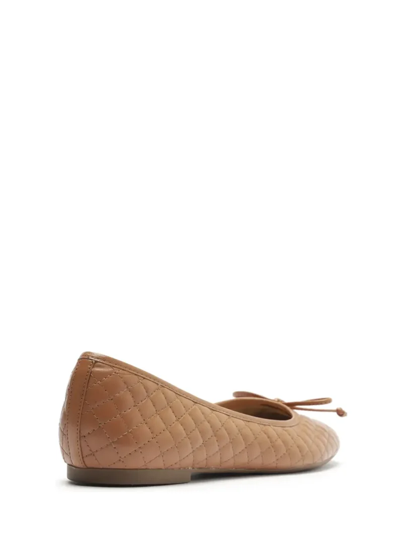 Sabrina Arezzo em Pele Castanha e Laço