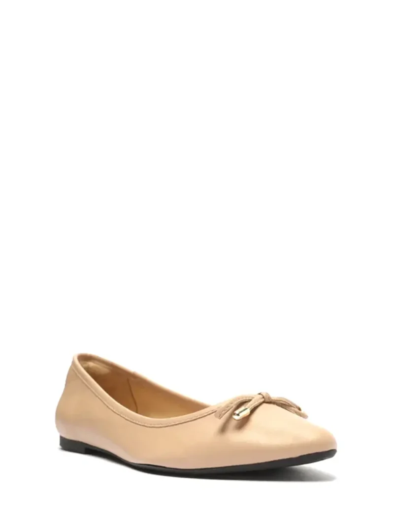 Sabrina Arezzo em Pele Beige e Biqueira Fina