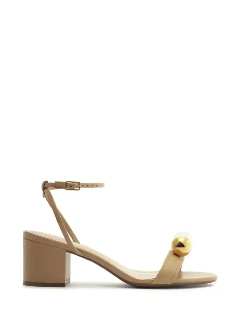 Sandália em Pele Camel e Tiras com Metais