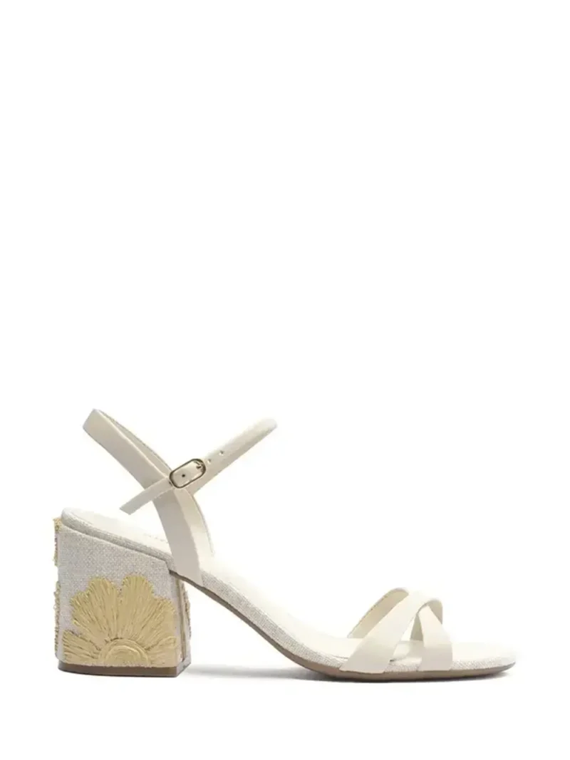 Sandália em Pele Branca e Salto com Bordado