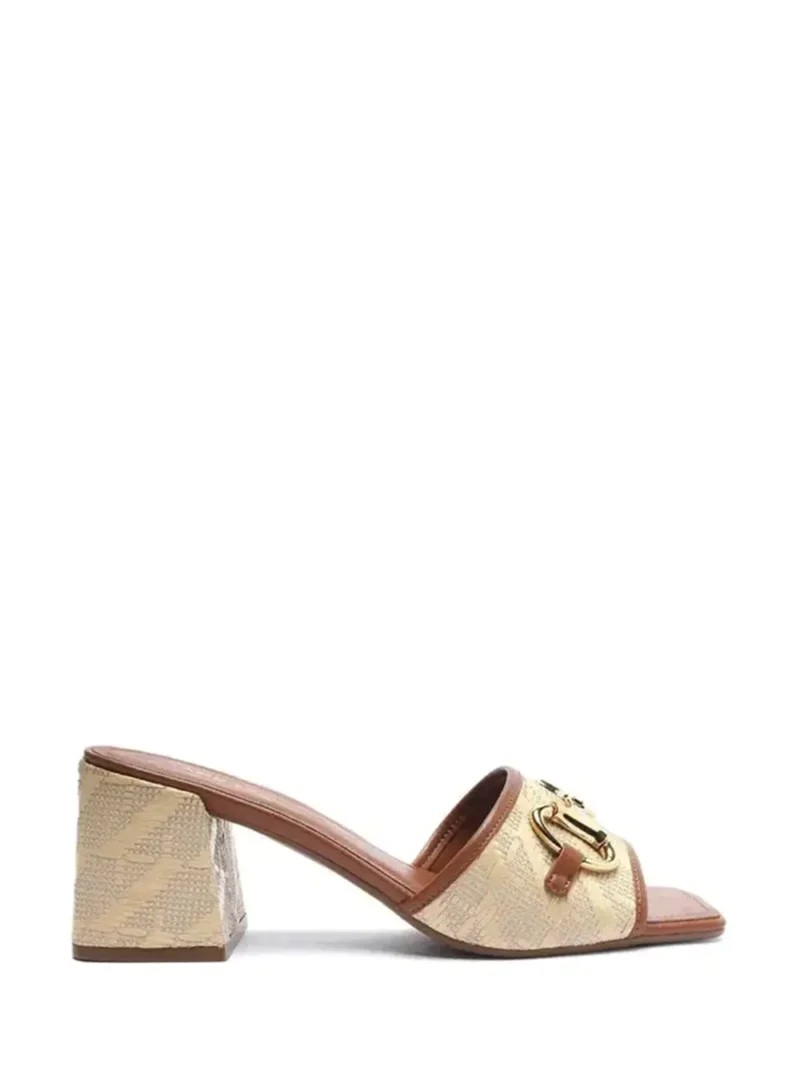 Sandália em Pele Beige e Salto em Bloco