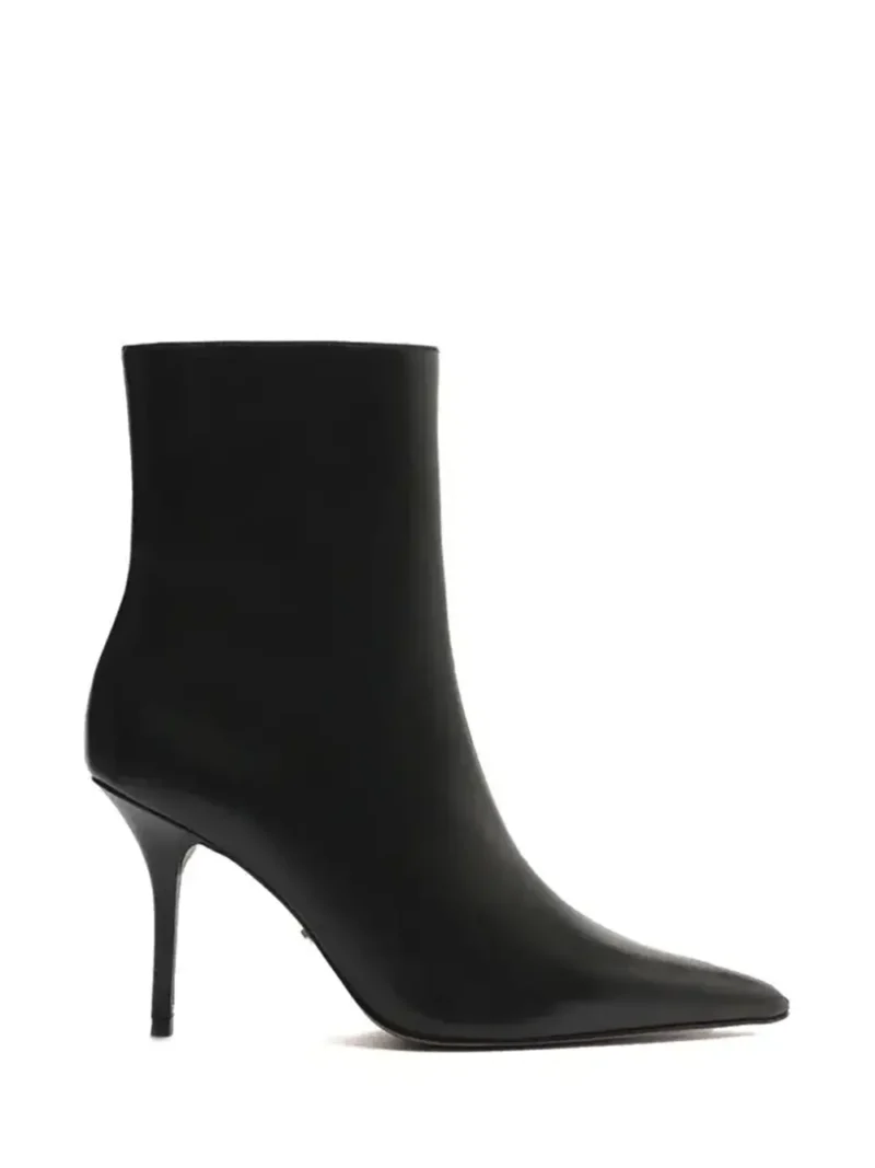 Bota Arezzo Preta em Pele e Biqueira Fina