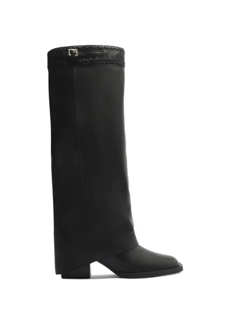 Bota Preta em Pele e Cano Alto