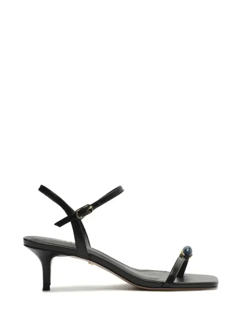 Sandália Preta em Pele e Tiras com Metal