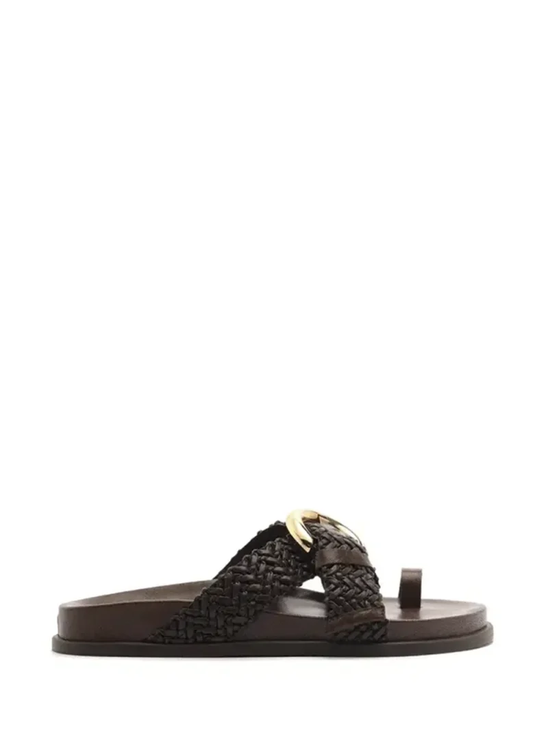 Sandália em Pele Castanha e Tiras Entrançadas