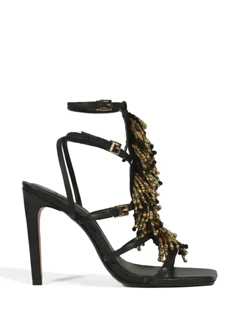 Sandália Preta em Pele com Tiras e Missangas