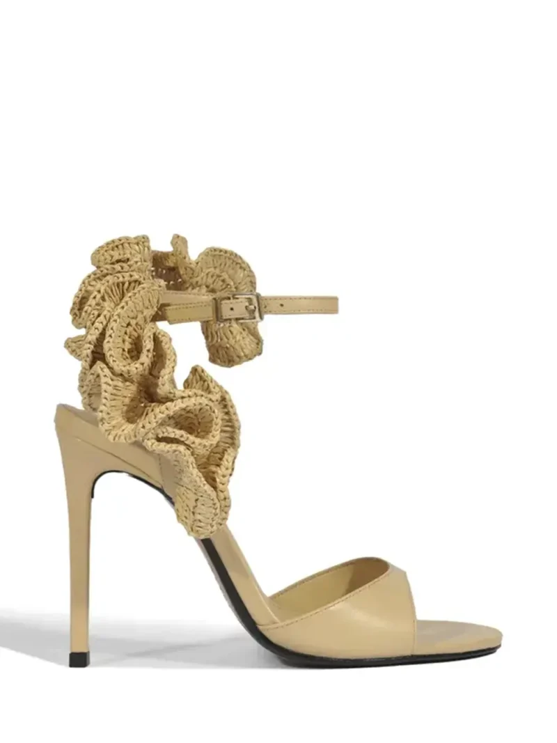 Sandália Schutz em Pele Beige com Ráfia e Salto Fino