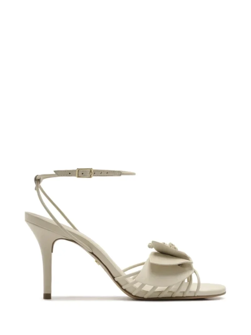 Sandália em Pele Off-White e Flor