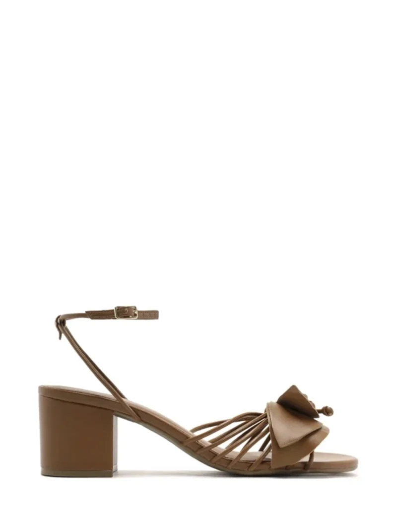 Sandália em Pele Castanha e Flor