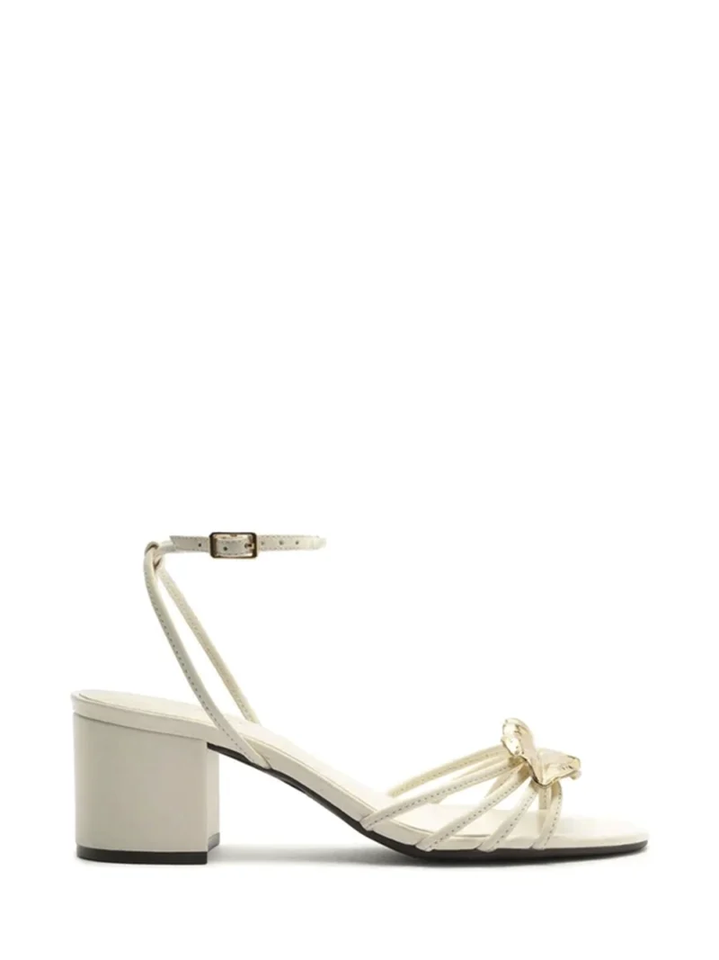 Sandália em Pele Off-White e Folha de Metal