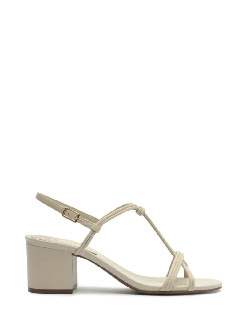 Sandália em Pele Off-White e Tiras com Textura