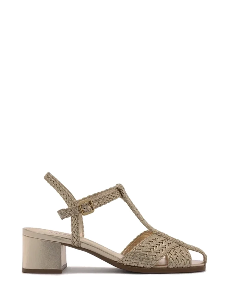 Sandália em Pele Dourada e Tiras Entrançadas