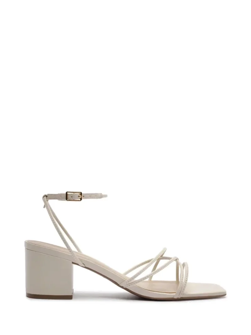 Sandália em Pele Off-White e Tiras Finas