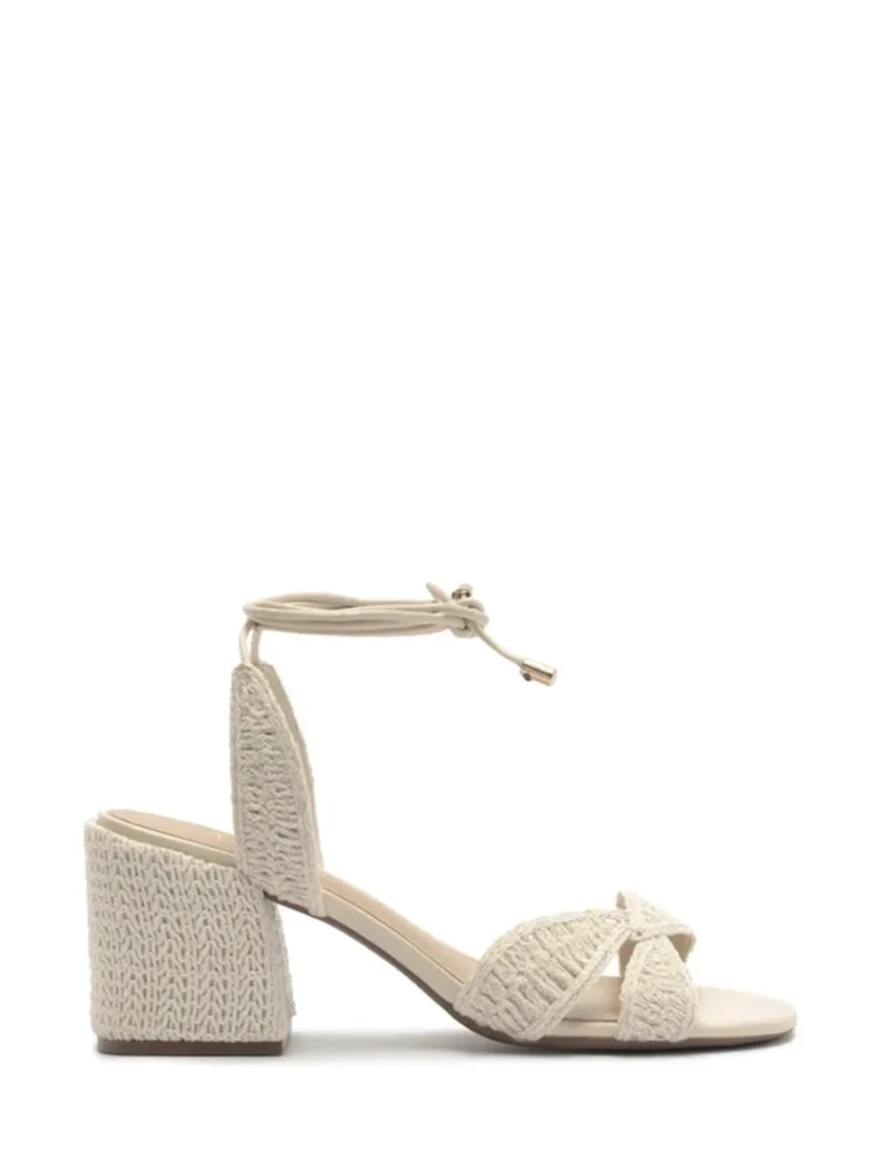 Sandália em Pele Off-White e Bordado Cruzado